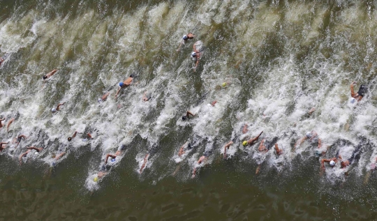 Menyaksikan serunya lomba renang 10 km arungi lautan