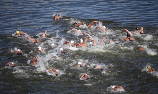 Menyaksikan serunya lomba renang 10 km arungi lautan