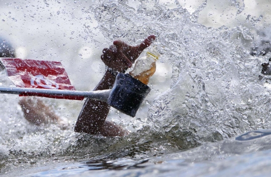 Menyaksikan serunya lomba renang 10 km arungi lautan