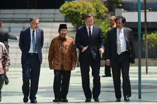 Sambangi Masjid Sunda Kelapa, PM Inggris beli jajanan kaki lima