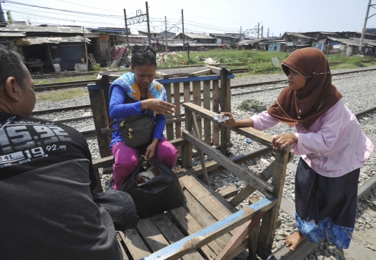 Semangat anak-anak pengojek lori mencari nafkah di bawah terik