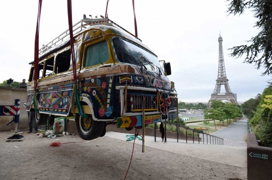 Buka museum manusia, Paris susah payah masukkan bus dari jendela