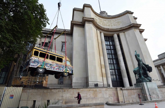 Buka museum manusia, Paris susah payah masukkan bus dari jendela