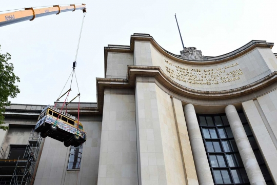 Buka museum manusia, Paris susah payah masukkan bus dari jendela