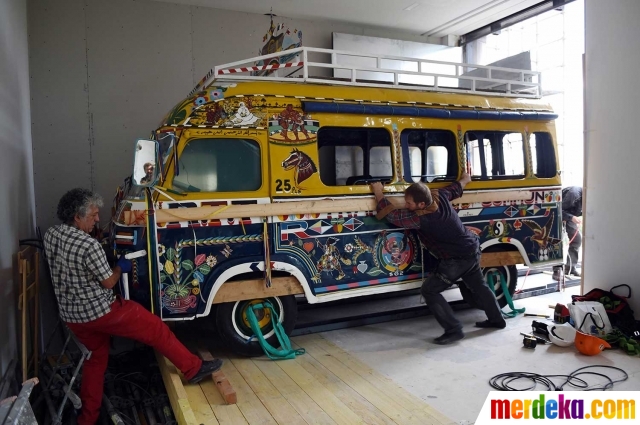 Foto Buka  museum manusia Paris susah payah masukkan bus 