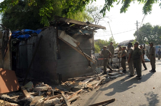 Kembalikan fungsi jalan, Satpol PP gusur puluhan kios di Pal Meriam