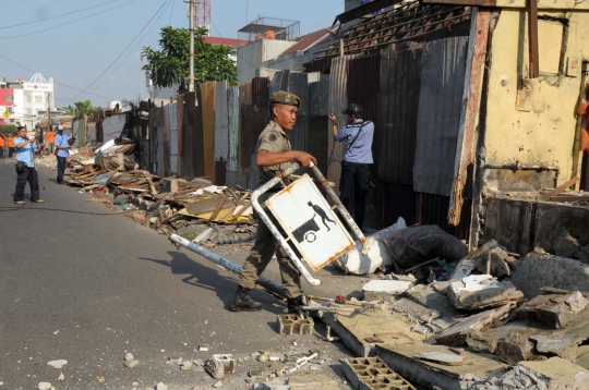 Kembalikan fungsi jalan, Satpol PP gusur puluhan kios di Pal Meriam