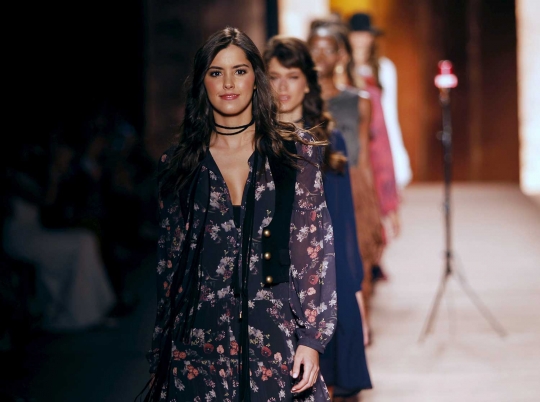 Paulina Vega tampil cantik di catwalk Colombiamoda