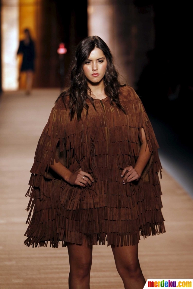 Foto : Paulina Vega tampil cantik di catwalk Colombiamoda 