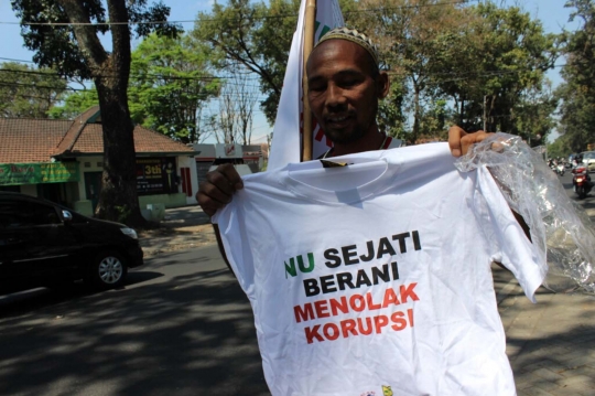 Suarakan antikorupsi, simpatisan NU ini jalan kaki Malang-Jombang