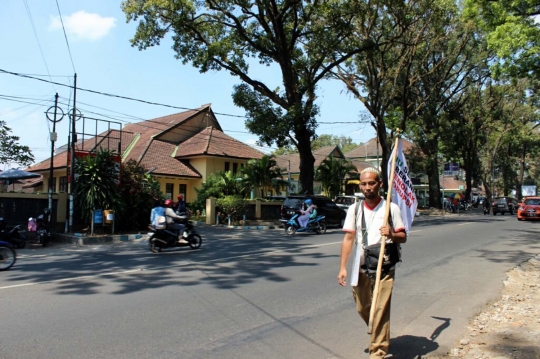 Suarakan antikorupsi, simpatisan NU ini jalan kaki Malang-Jombang
