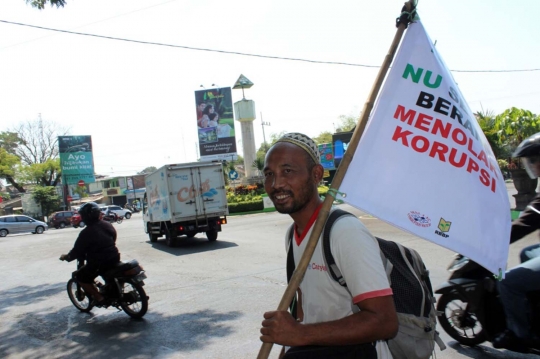 Suarakan antikorupsi, simpatisan NU ini jalan kaki Malang-Jombang