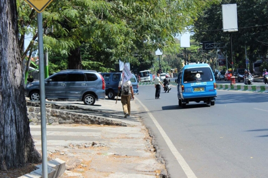 Suarakan antikorupsi, simpatisan NU ini jalan kaki Malang-Jombang