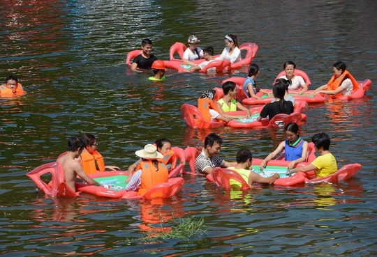 Hindari panas, warga China main mahjong di kolam renang