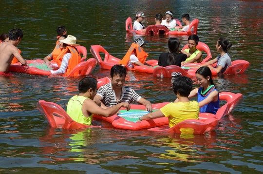 Hindari panas, warga China main mahjong di kolam renang