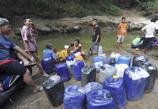 Kubangan kotor ini jadi tumpuan sumber air warga Bekasi