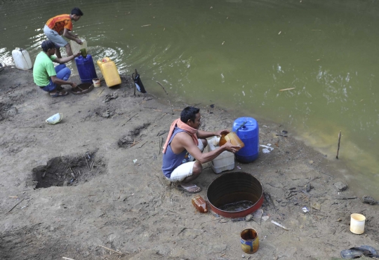 Kubangan kotor ini jadi tumpuan sumber air warga Bekasi
