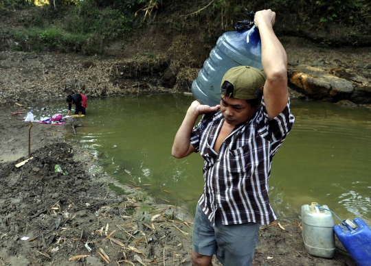 Kubangan kotor ini jadi tumpuan sumber air warga Bekasi