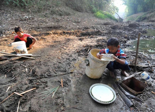 Penderitaan warga Bekasi mencari sumber air dari galian lubang