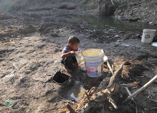 Penderitaan warga Bekasi mencari sumber air dari galian lubang