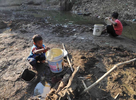 Penderitaan warga Bekasi mencari sumber air dari galian lubang