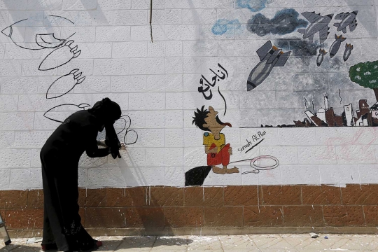 Protes serangan Saudi, seniman pro-Houthi buat rudal di Kebudes Arab