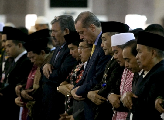 Usai jumatan di Masjid Istiqlal, Presiden Turki diajak selfie jemaah