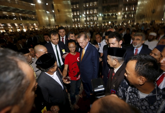 Usai jumatan di Masjid Istiqlal, Presiden Turki diajak selfie jemaah