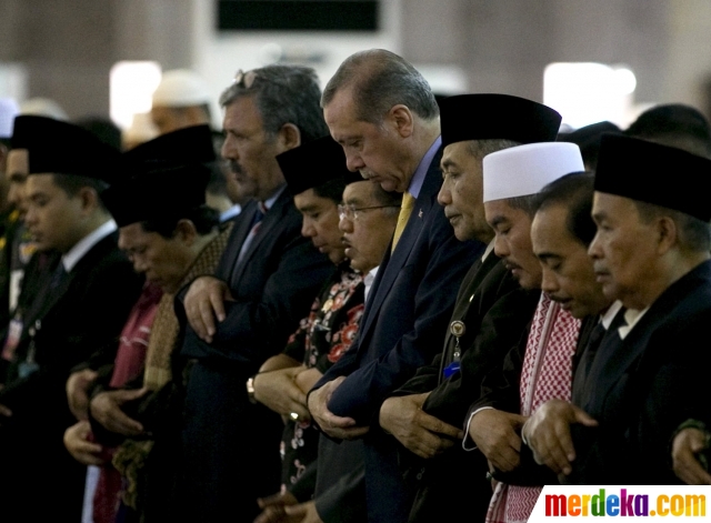 Foto Usai Jumatan Di Masjid Istiqlal Presiden Turki Diajak Selfie Jemaah Merdeka Com