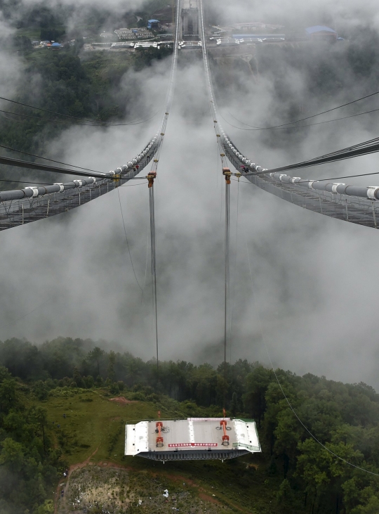 Intip pembangunan jembatan gantung terpanjang di China