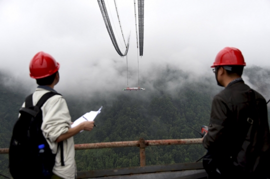 Intip pembangunan jembatan gantung terpanjang di China