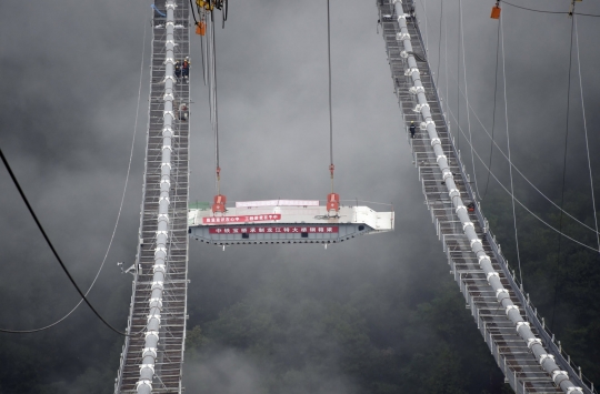 Intip pembangunan jembatan gantung terpanjang di China