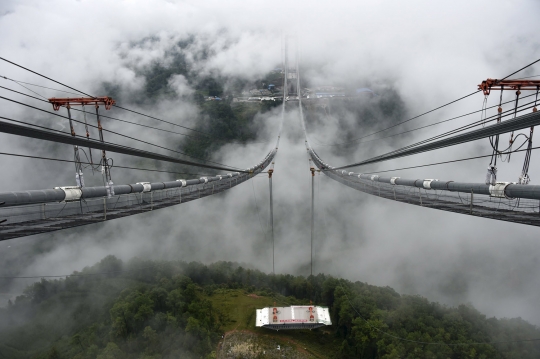 Intip pembangunan jembatan gantung terpanjang di China