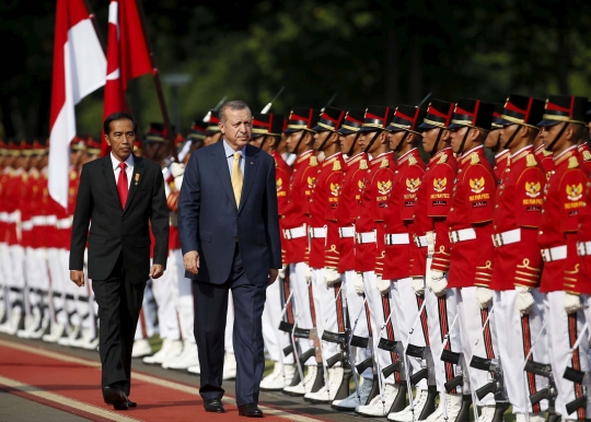 Akrabnya Jokowi dan Presiden Turki ngobrol santai di teras Istana