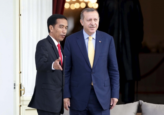 Akrabnya Jokowi dan Presiden Turki ngobrol santai di teras Istana