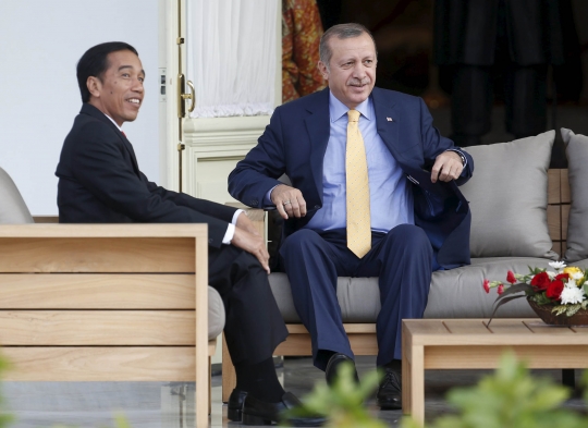 Akrabnya Jokowi dan Presiden Turki ngobrol santai di teras Istana