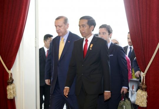 Akrabnya Jokowi dan Presiden Turki ngobrol santai di teras Istana