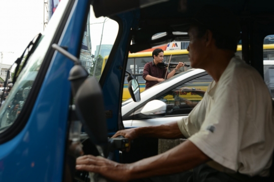 Kisah pengamen biola hibur pengendara di tengah kemacetan Ibu Kota