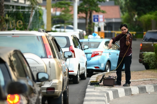 Kisah pengamen biola hibur pengendara di tengah kemacetan Ibu Kota