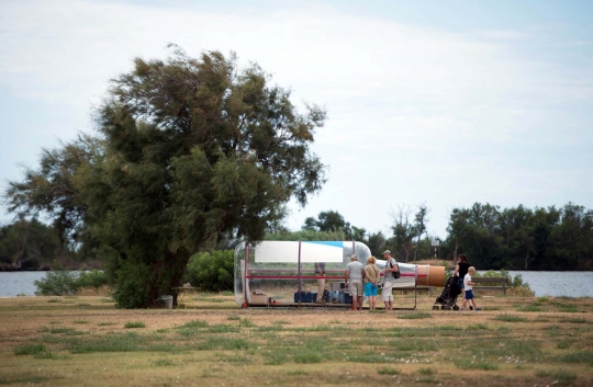 Unik, pria ini tinggal di rumah botol raksasa