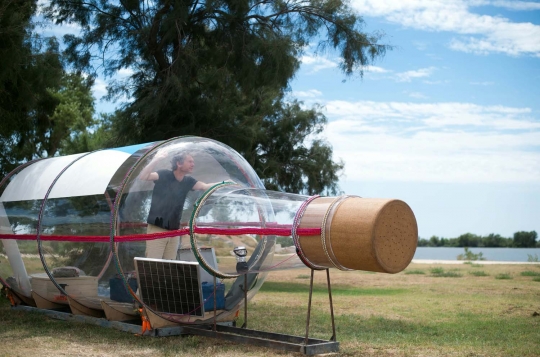 Unik, pria ini tinggal di rumah botol raksasa