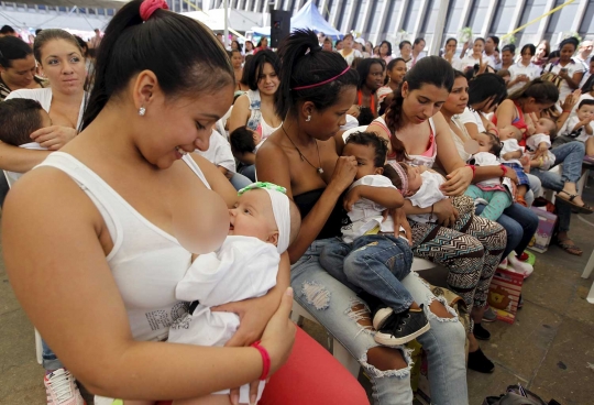 Hot, ratusan ibu menyusui massal di Hari ASI Sedunia