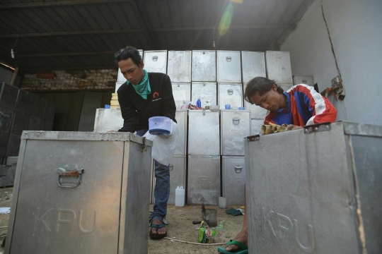 Persiapan Pilkada serentak, KPUD Tangerang perbaiki kotak suara