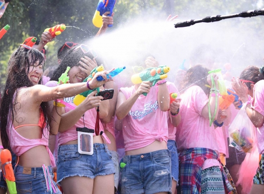 Intip keseruan para ABG Jepang main perang air di Festival Water Run