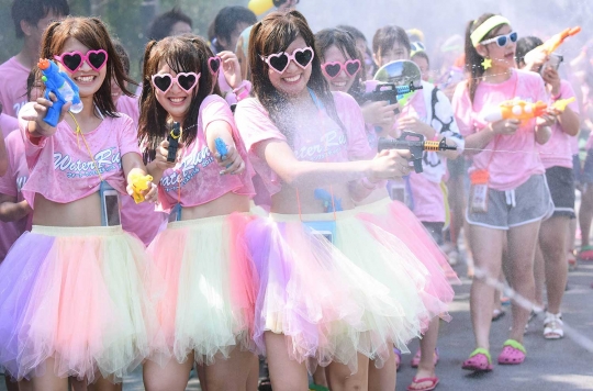 Intip keseruan para ABG Jepang main perang air di Festival Water Run