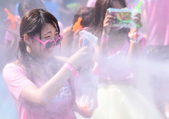 Intip keseruan para ABG Jepang main perang air di Festival Water Run