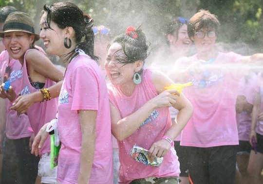 Intip keseruan para ABG Jepang main perang air di Festival Water Run