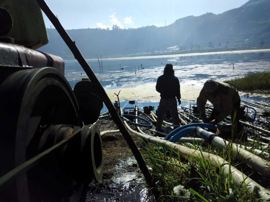 Kekeringan, petani kentang Dieng sedot air Telaga Merdada