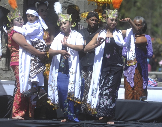 Ritual potong rambut anak gimbal ramaikan Dieng Culture Festival