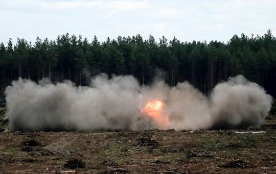 Detik-detik helikopter tempur Mi-28N militer Rusia jatuh dan meledak